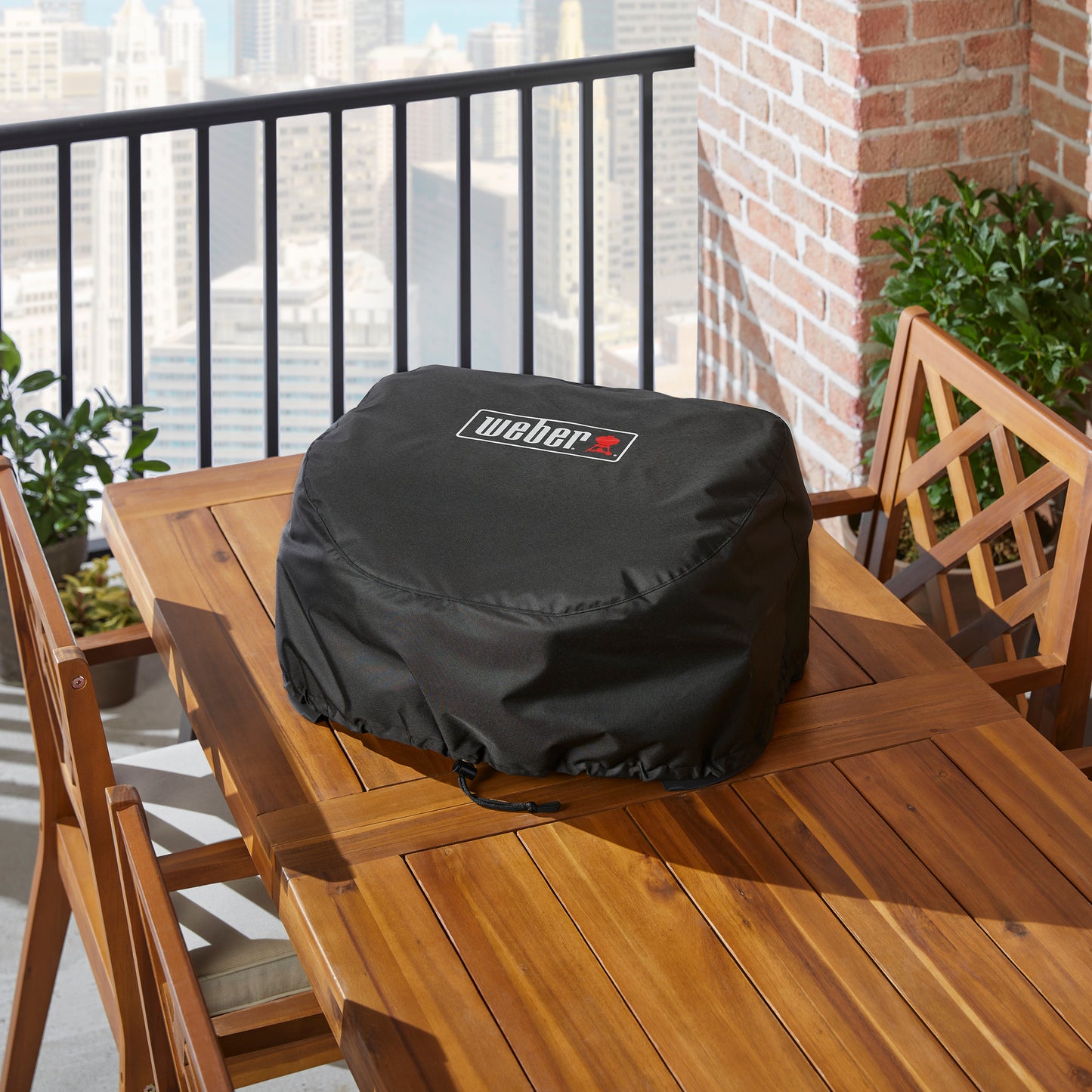 Weber Lumin Premium-Abdeckhaube am Grill