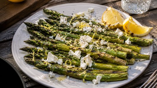 Gegrillter Spargel mit Zitrone und Feta