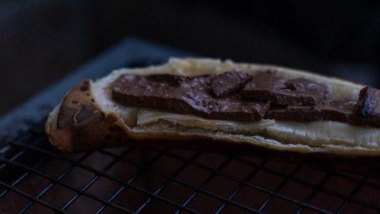 Schokobanane vom Grill mit Kinderriegel und Karamell