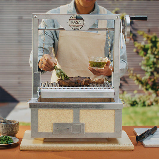 KASAI Konro Grill mit glühender Binchotan-Kohle und Yakitori-Spießen