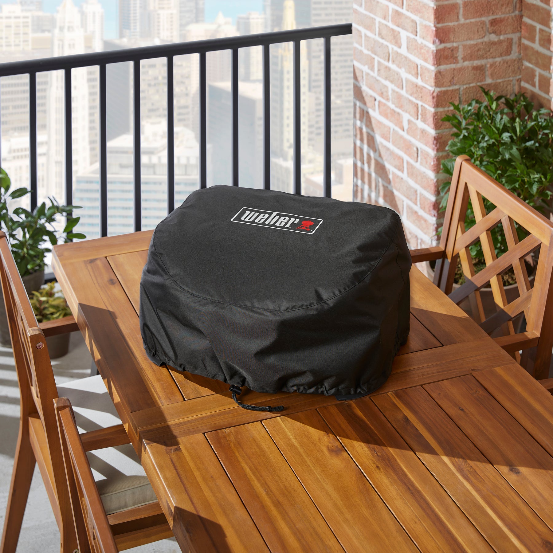 Weber Lumin Premium-Abdeckhaube am Grill