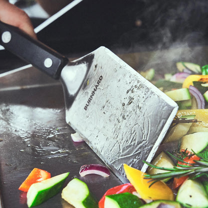 Grillspachtel und Grillschaber im Einsatz auf der Grillplatte