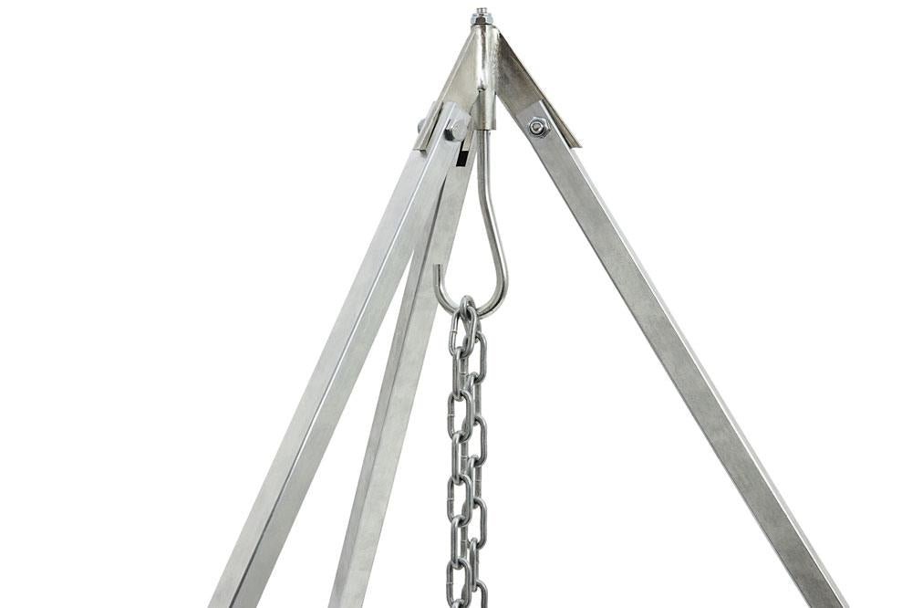 Spitze des Petromax Dreibeins mit Kette und Haken von oben