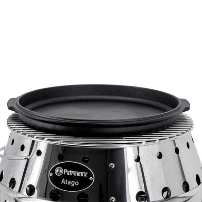 Deckel des Petromax Feuertopf Essential Line umgedreht als Bratpfanne