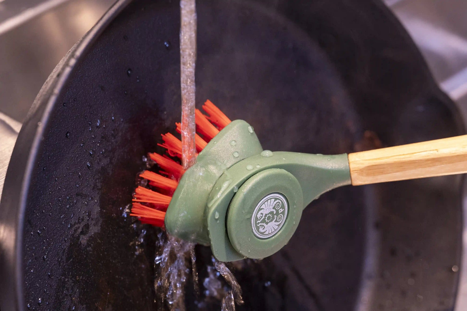 Petromax Guss-Bürsten-Set beim Reinigen eines Dutch Oven aus Gusseisen