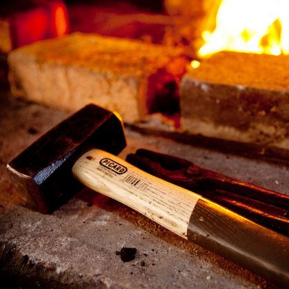 Hickory Hammer mit Kindling Cracker beim Holzspalten
