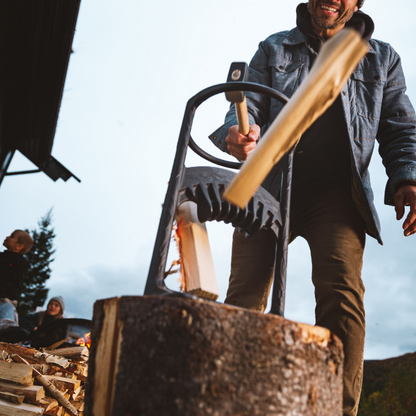 Kindling Cracker King beim Spalten von Kaminholz