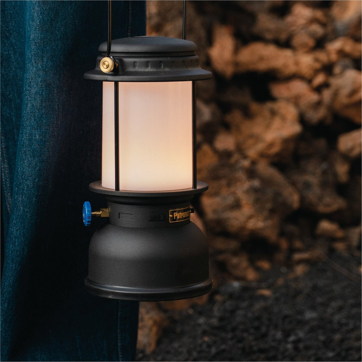 Petromax LM500 LED-Laterne im Outdoor-Einsatz bei Nacht