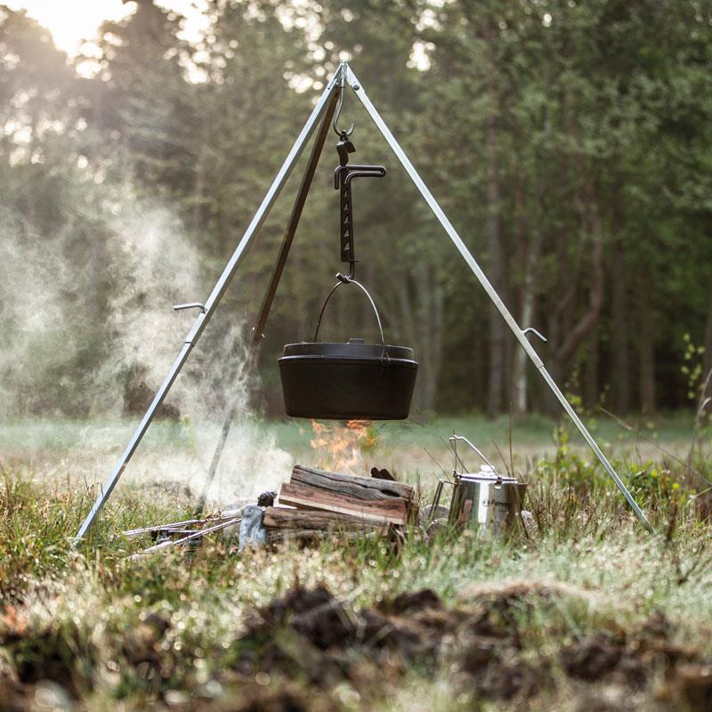 Petromax Dreibein tripod im Outdoor-Einsatz am Lagerfeuer