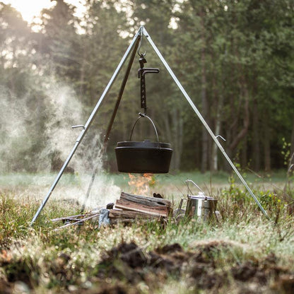 Petromax Dreibein tripod im Outdoor-Einsatz am Lagerfeuer