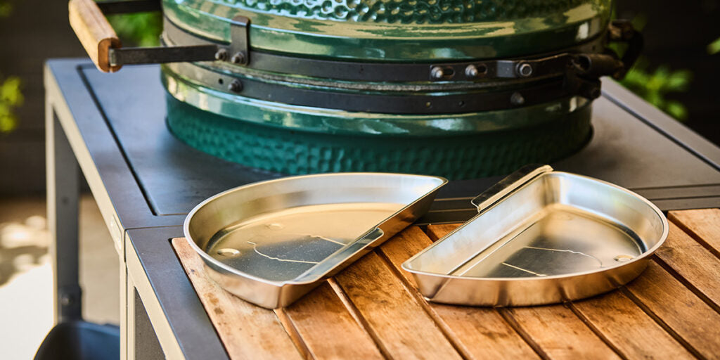 Big Green Egg Auffangschalen-Set beim indirekten Garen auf dem convEGGtor