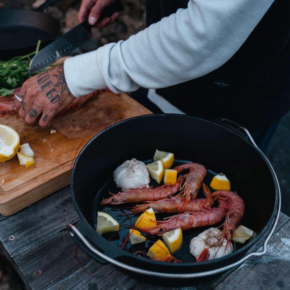Dutch Oven Essential Line mit Meeresfrüchten über dem Feuer