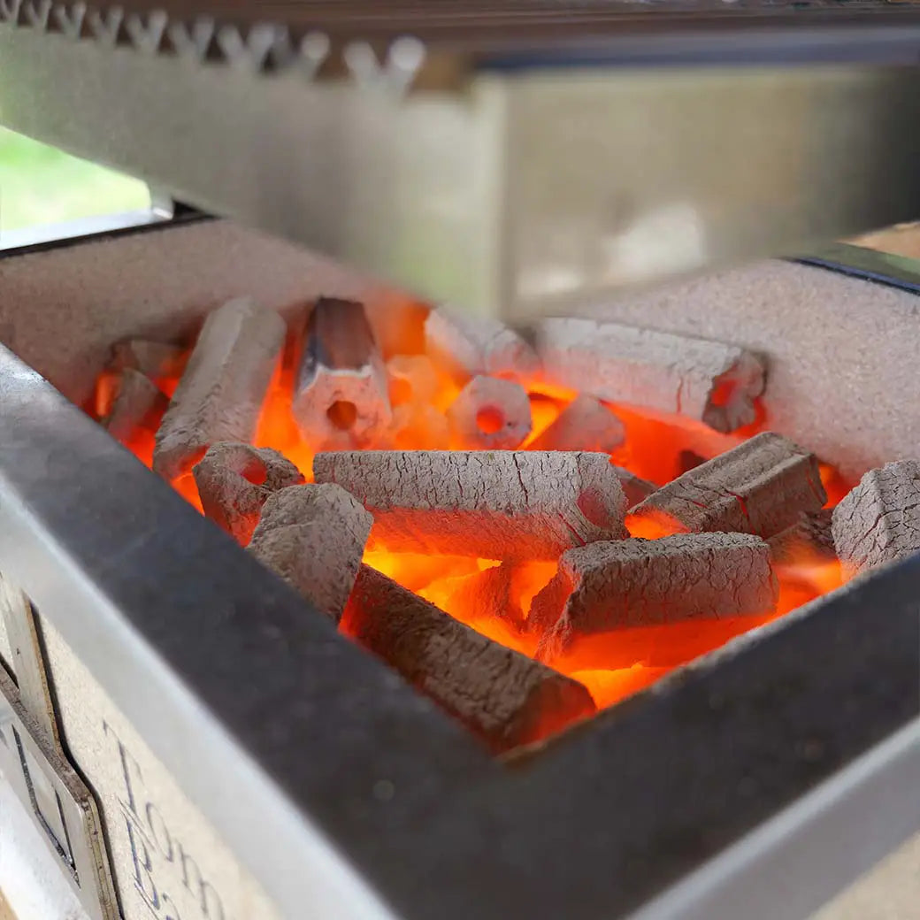 Binchotan Holzkohle auf dem Kasai Konro Grill