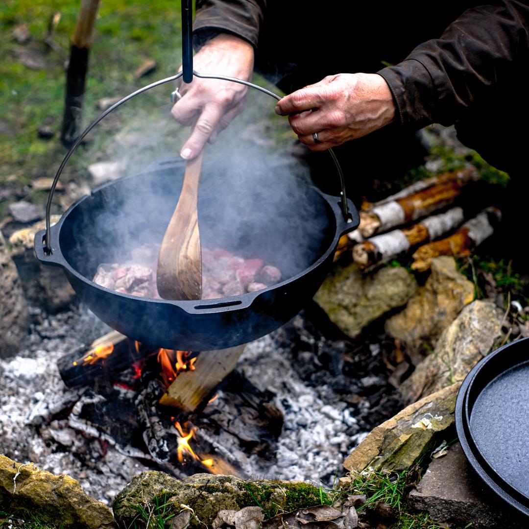 Kochen im Petromax Kazan über offenem Feuer