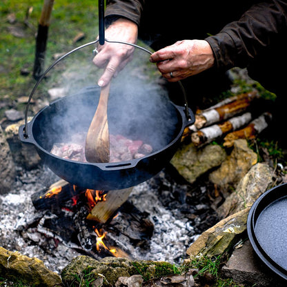 Kochen im Petromax Kazan über offenem Feuer