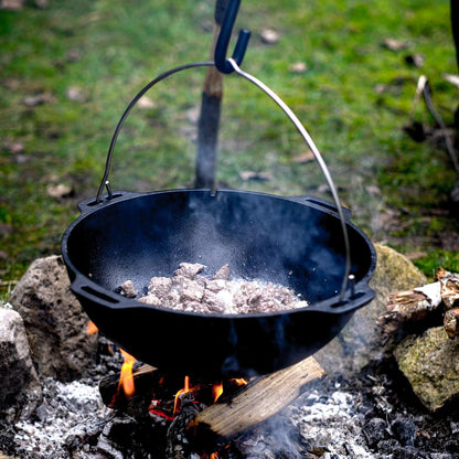 Offener Petromax Kazan beim Kochen über dem Feuer