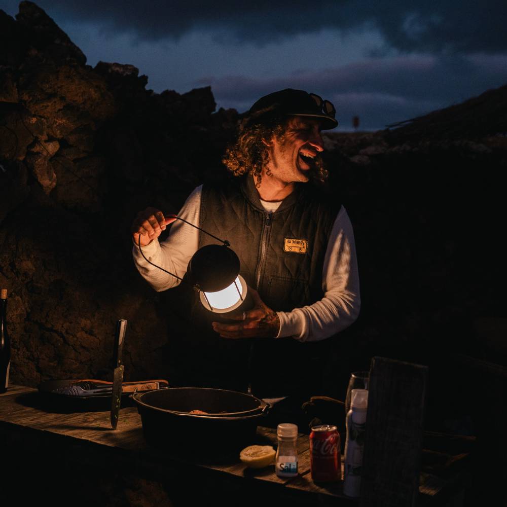 Petromax LM500 LED-Laterne beim Kochen im Outdoor-Einsatz