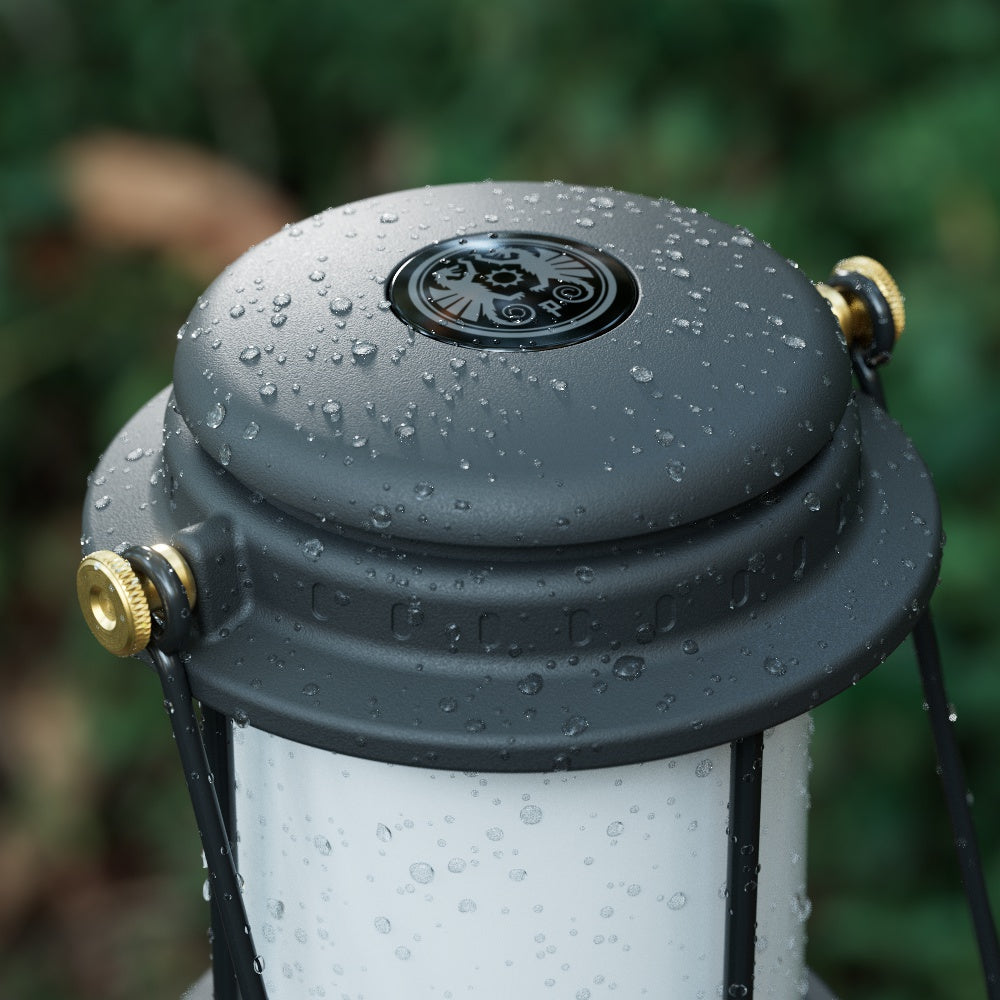 Nahaufnahme des Deckels der Petromax LM500 mit Wassertropfen, IP44 spritzwassergeschützt