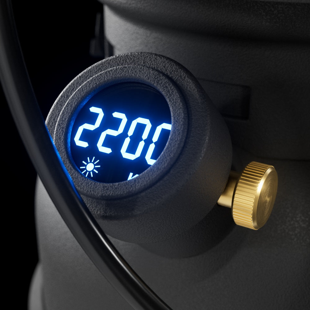 Digitalanzeige der Petromax LM500 mit Akkustand und Restlaufzeit