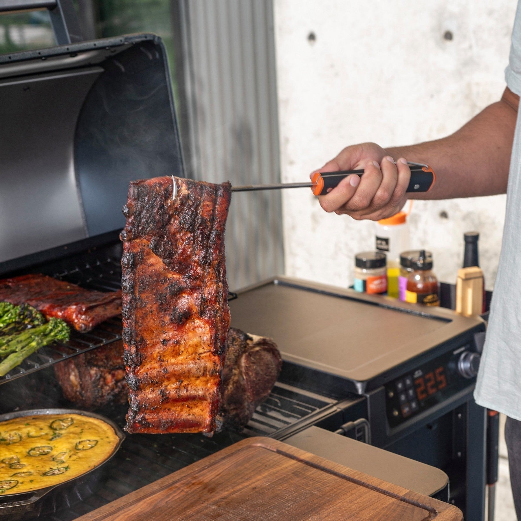 Traeger BBQ Pigtail im Einsatz beim Wenden von Fleisch auf dem Grill