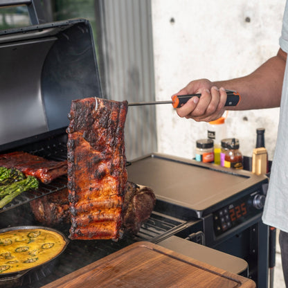Traeger BBQ Pigtail im Einsatz beim Wenden von Fleisch auf dem Grill