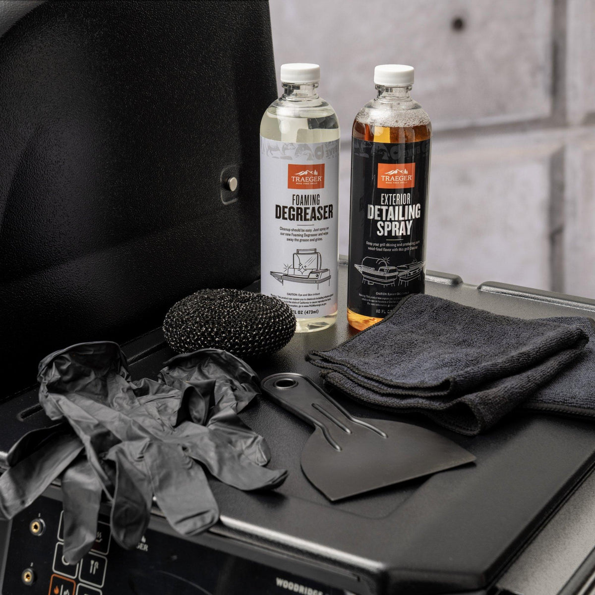 Traeger Pelletgrill wird mit dem Tiefenreinigungs-Kit gereinigt